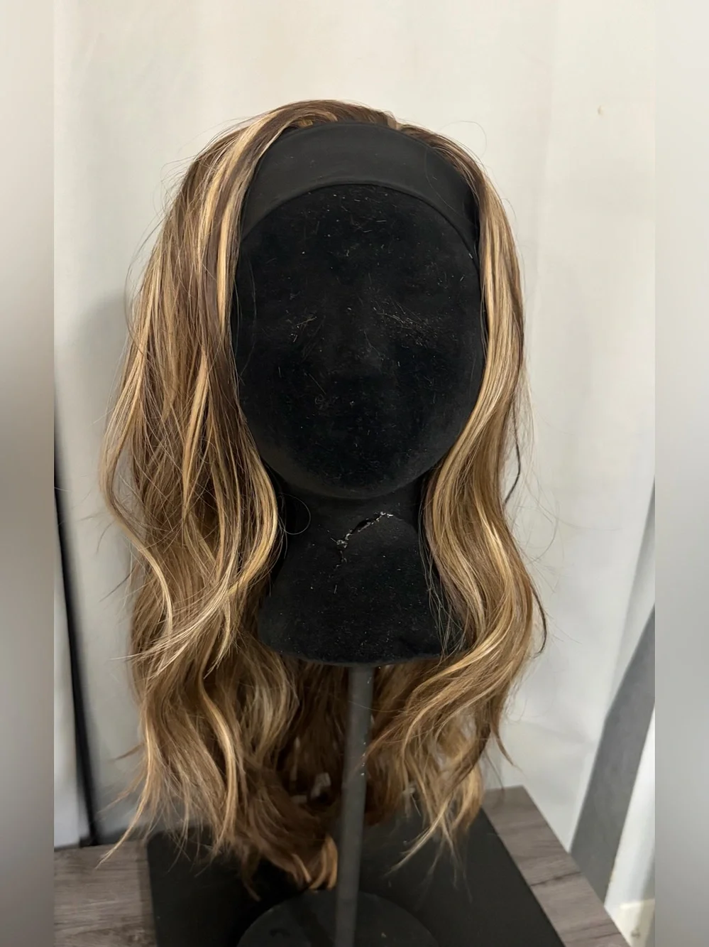 New CHELSEY SMITH Headband Wig Long Light Brown Blonde Highlights - Never Worn